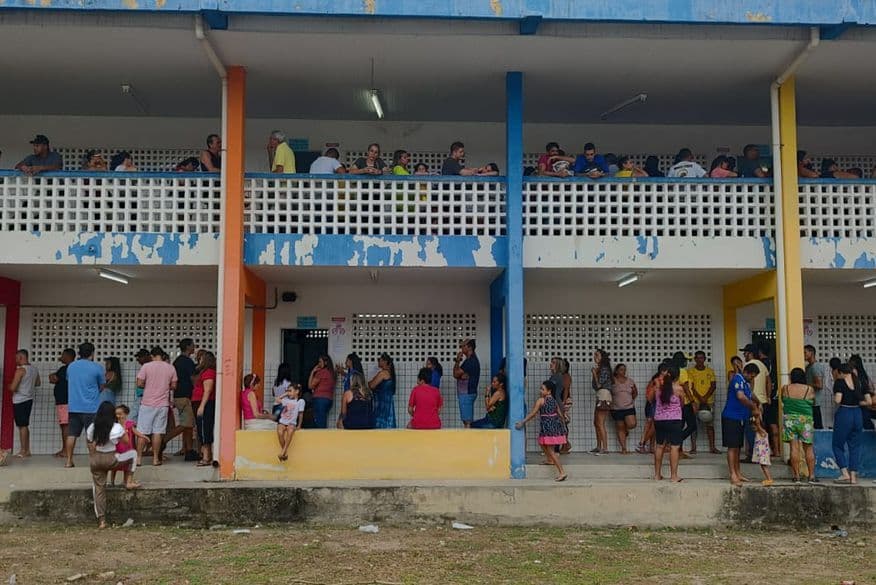 Eleitores enfrentam longas filas para votar em João Pessoa neste domingo
