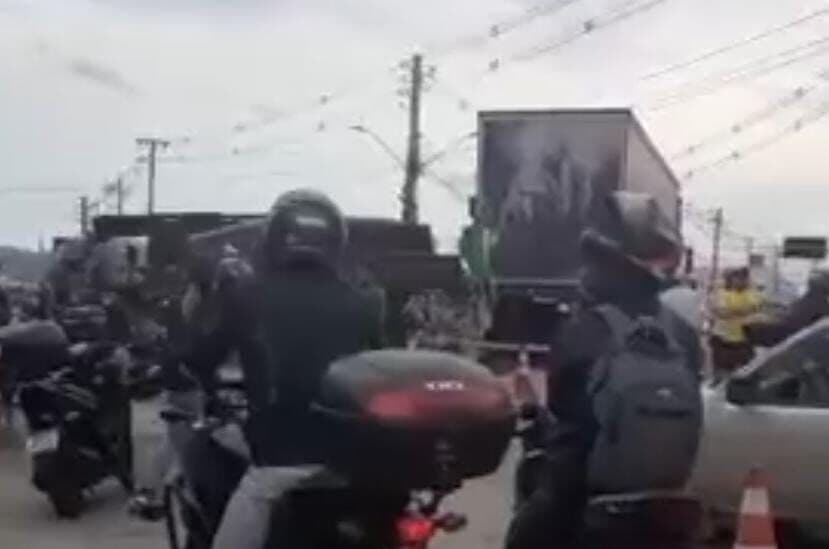 Caminhoneiros fecham estradas em, pelo menos, 11 estados como protesto após resultado das eleições