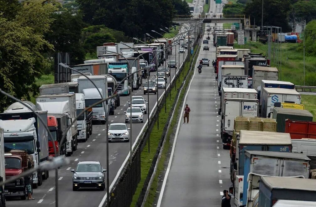 Governadores determinam uso da PM para desobstruir rodovias federais; veja situação pelo país