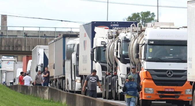 Bloqueios em rodovias já dificultam abastecimento de supermercados