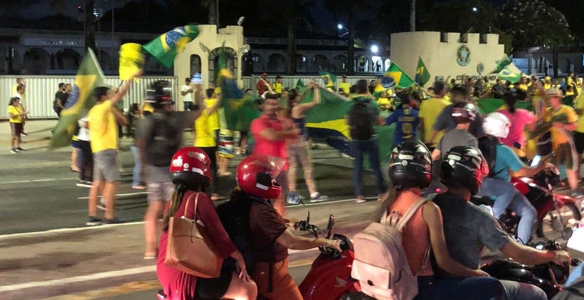 Manifestantes fazem bloqueios em Campina Grande, na BR-230, e em João Pessoa