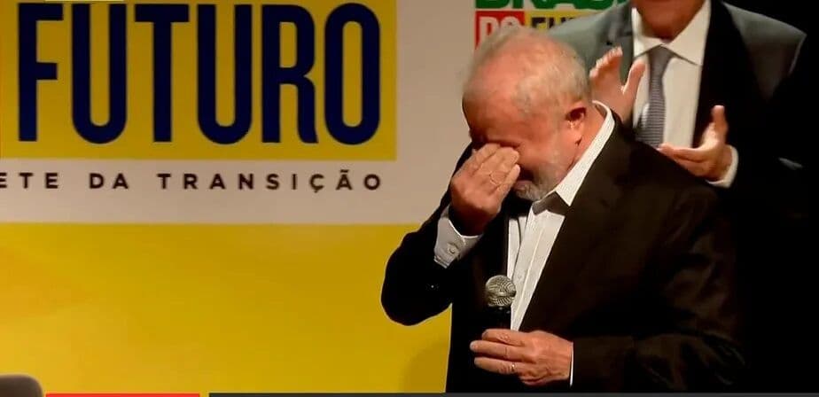 Lula se reúne com parlamentares no CCBB e chora ao falar que sua 'missão' é acabar com a fome no país