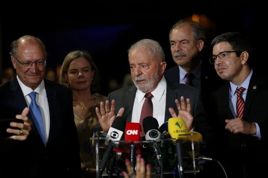 Lula diz que Petrobras não será fatiada e que Banco do Brasil não será privatizado