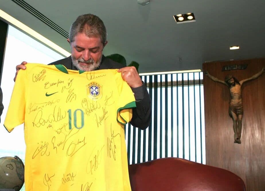 Lula promete usar camisa da seleção na Copa: ‘a gente não tem que ter vergonha de vestir a camiseta verde e amarela’