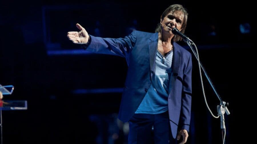 Roberto Carlos pede 'um minuto de aplausos' a Gal Costa e Rolando Boldrin em show; veja vídeo