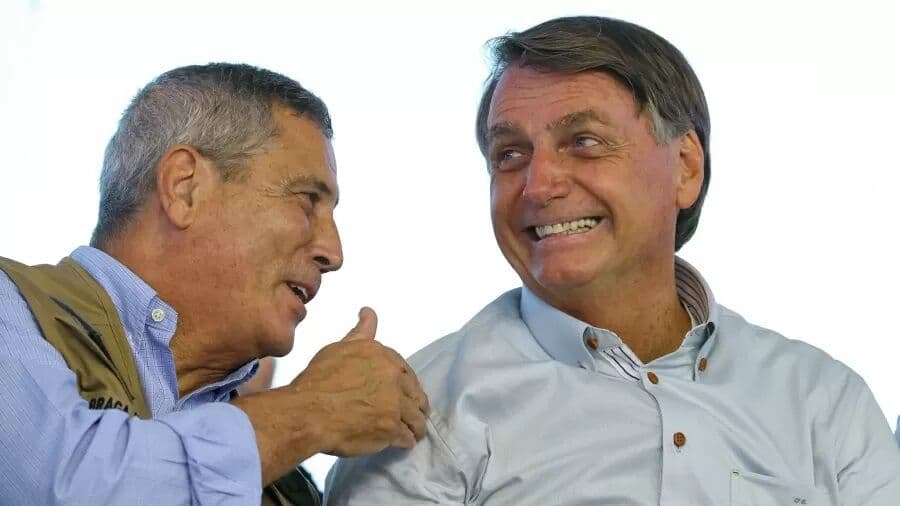 Após atendimento no Hospital das Forças Armadas, Bolsonaro retorna ao Alvorada e passa bem, diz Braga Netto