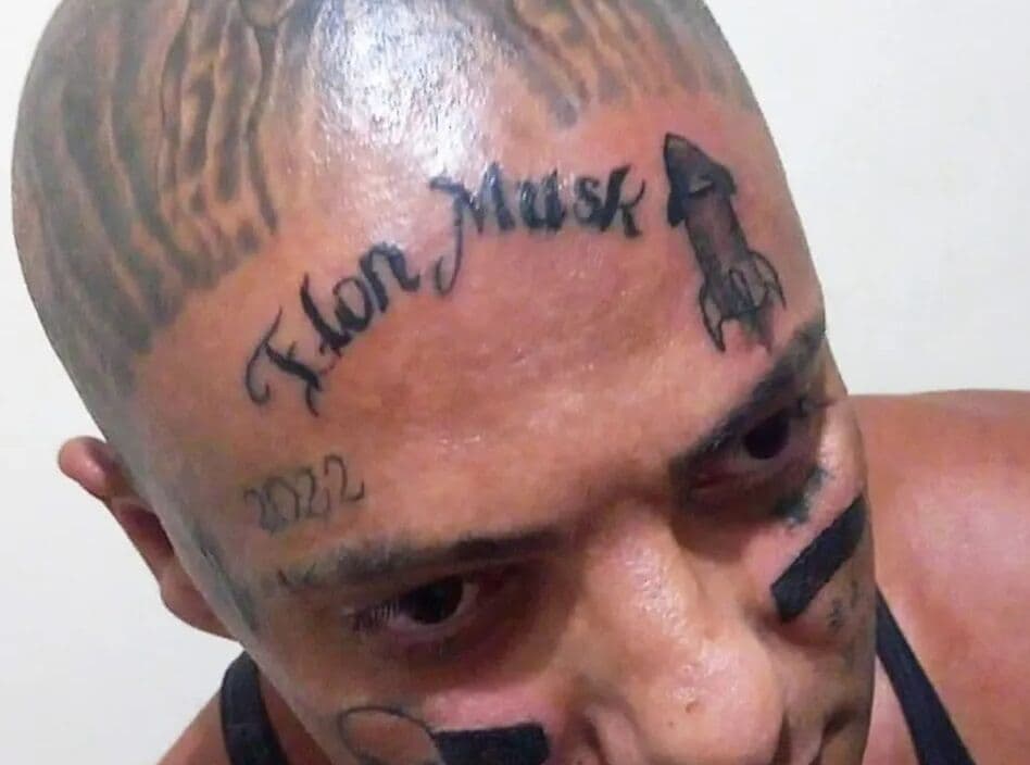 Influenciador tatua na testa nome de Elon Musk para chamar atenção de bilionário e ganhar viagem para Marte