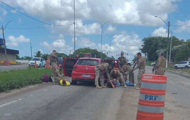 Polícia prende dois homens suspeitos de assalto à banco em Sobrado, na Paraíba