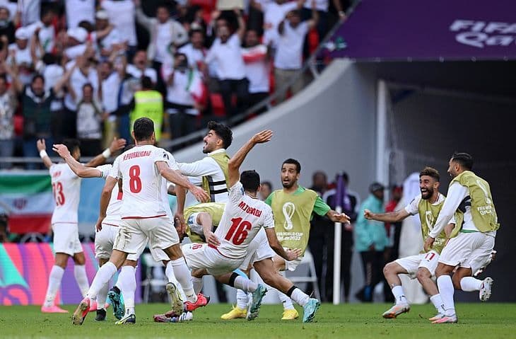 Irã faz dois nos acréscimos, vence Gales e se recupera na Copa após goleada sofrida na estreia