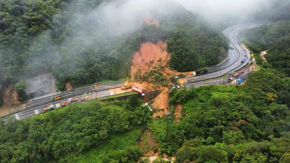 Chuva não dá trégua e dificulta resgate na BR-376; estrada pode desabar, diz Defesa Civil