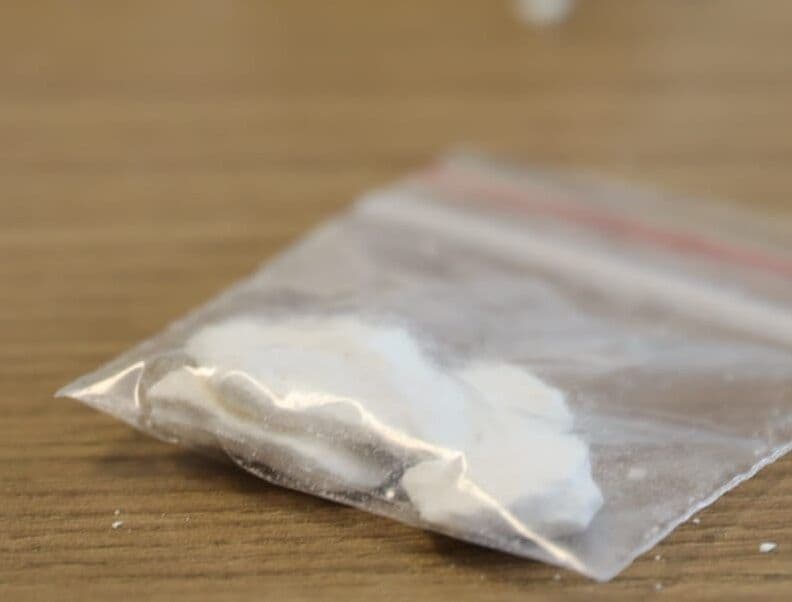 Mulher é presa com três quilos de cocaína colados ao corpo no aeroporto Castro Pinto