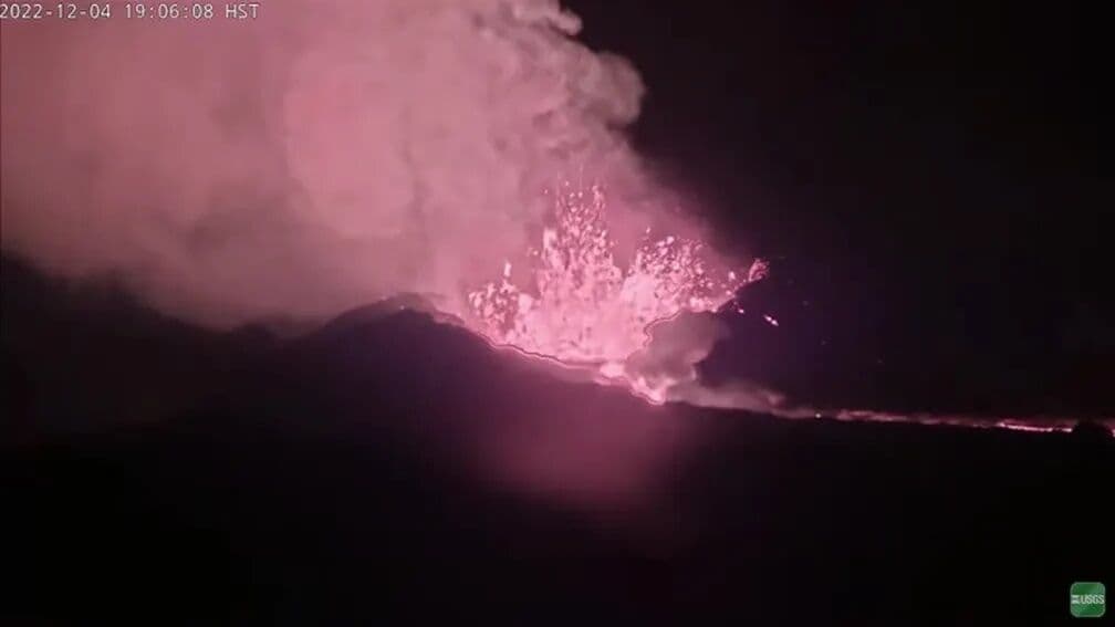 Maior vulcão em atividade do mundo brilha com 'chuva' de lava durante a noite