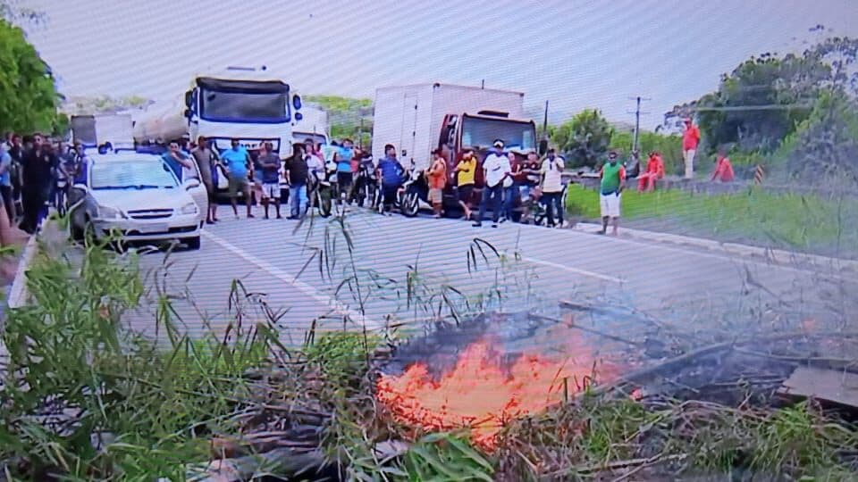 Moradores protestam e interditam BR-101 no trecho entre Recife e João Pessoa