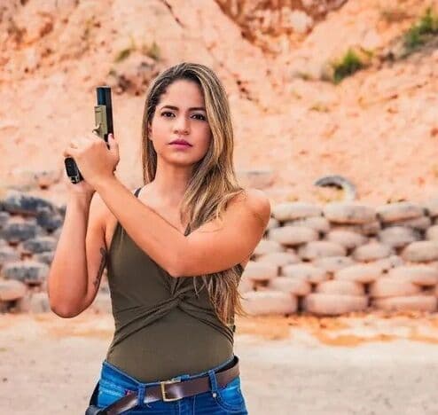 Policial é punida por postar vídeos no TikTok usando farda e armas