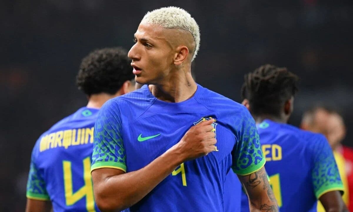 Richarlison tatua rostos de Neymar e Ronaldo nas costas