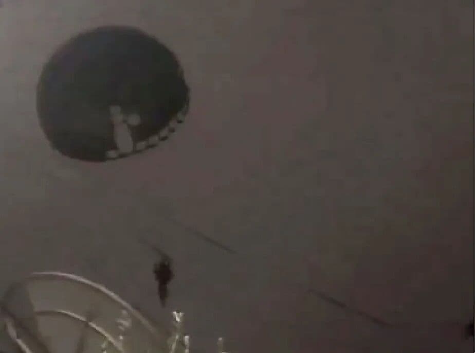 Três paraquedistas do Exército caem em área residencial no Rio de Janeiro