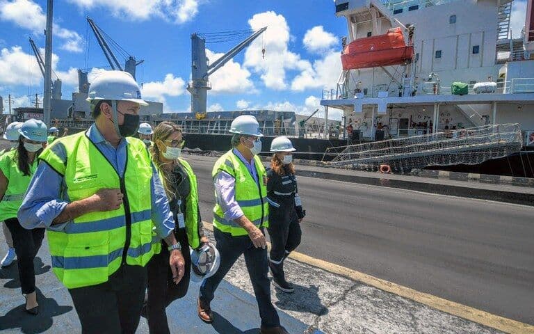 Porto de Cabedelo poderá receber navios de até 55 mil toneladas com dragagem; governador visita obra