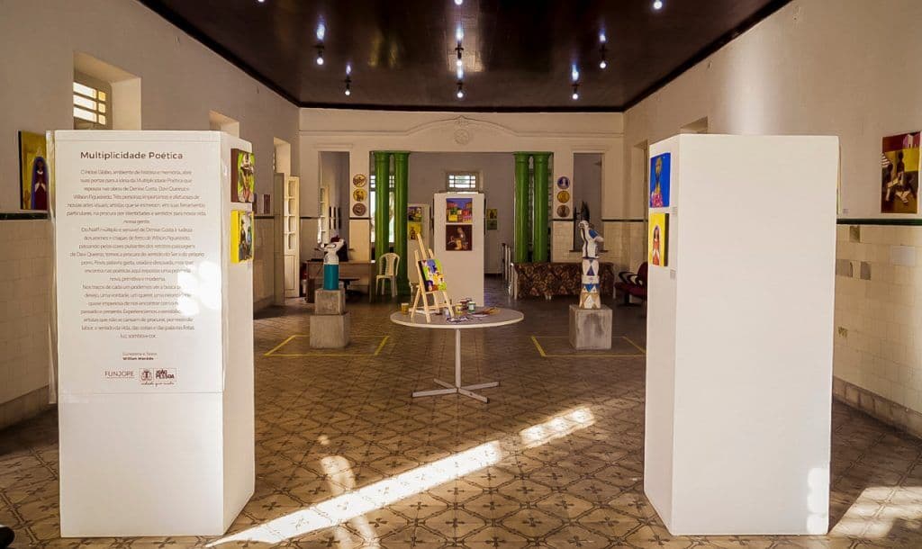 Exposição no Hotel Globo mostra estilos de três artistas visuais