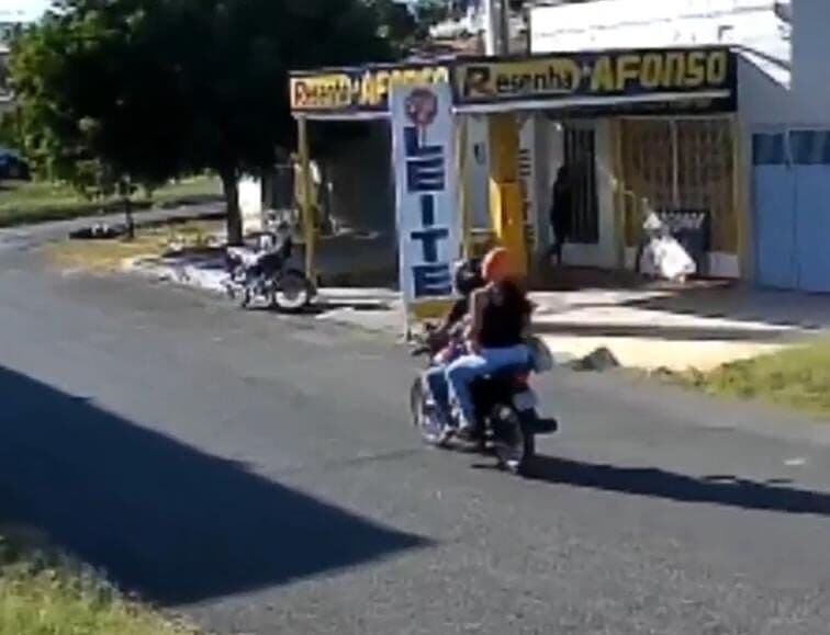 Câmera flagra momento do acidente entre moto e caminhão em Sousa; uma criança morreu