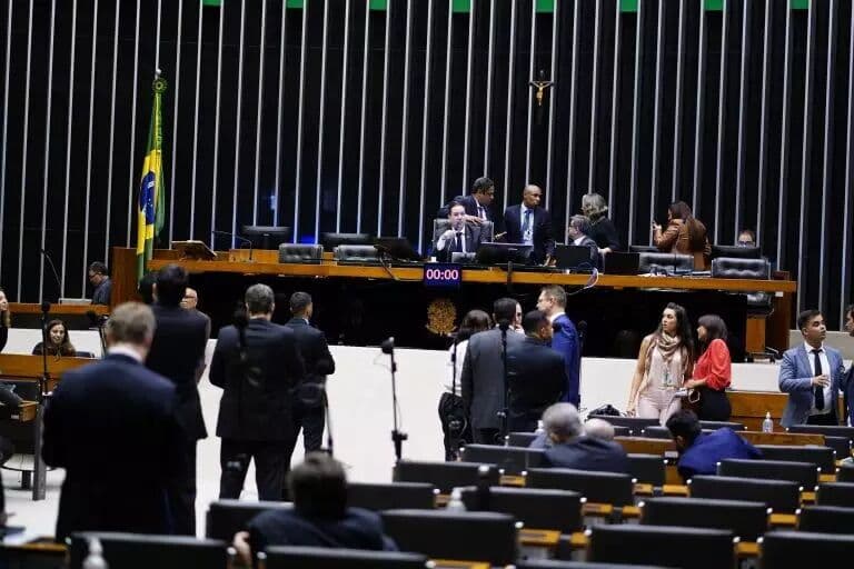 Congresso aprova aumento de salário para presidente, ministros e parlamentares