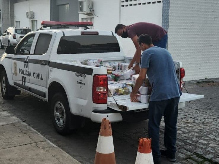 Policiais civis fazem ‘operação diferente’ e distribuem alimentos e presentes em Campina Grande