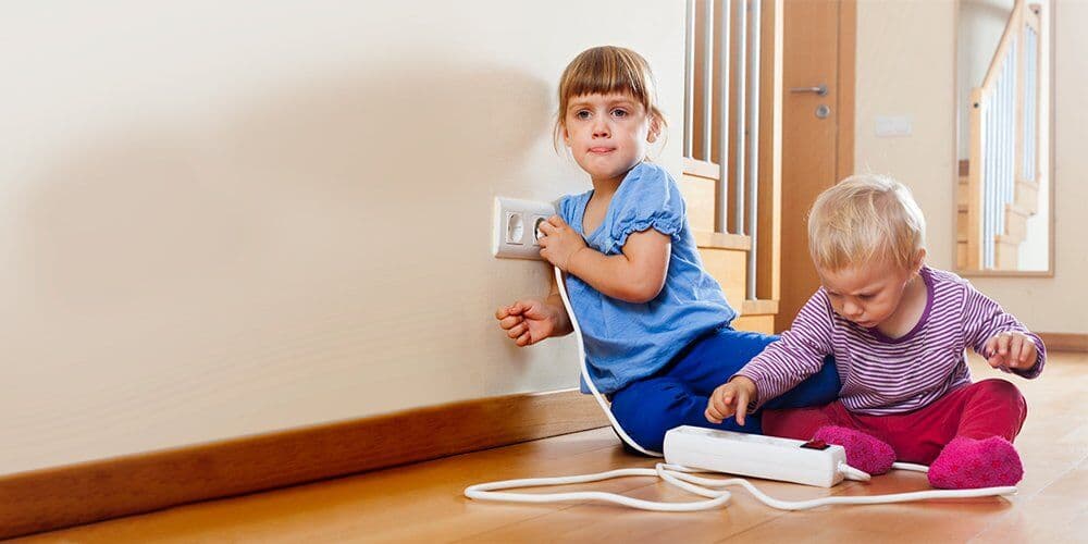 Pais devem redobrar cuidados nas férias escolares para proteger as crianças de acidentes com energia elétrica