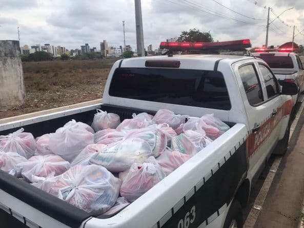 Polícia distribui 24 toneladas de alimentos arrecadados em campanha na Paraíba e governador acompanha ação