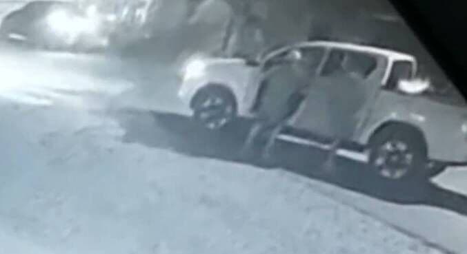 Vídeo: grupo rouba carro de funerária e abandona caixão com corpo em estrada