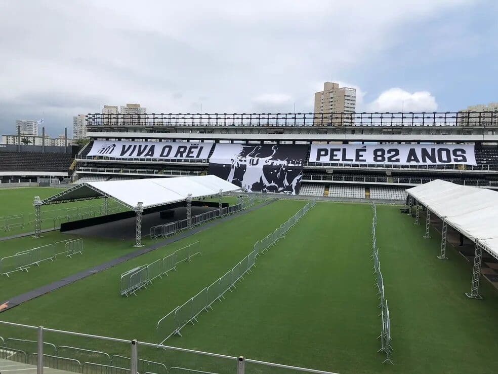 Corpo de Pelé chega a Santos e já está na Vila Belmiro para o velório