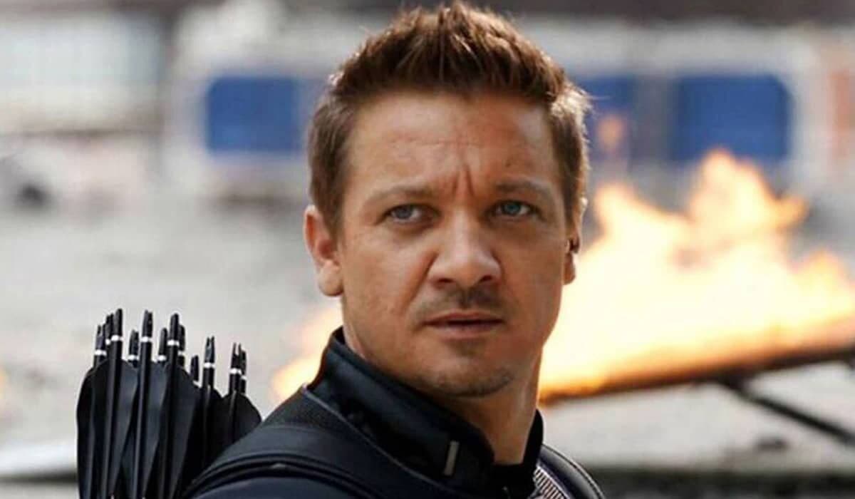 Jeremy Renner, que interpreta o Gavião Arqueiro, da Marvel, sofre acidente e seu estado é crítico