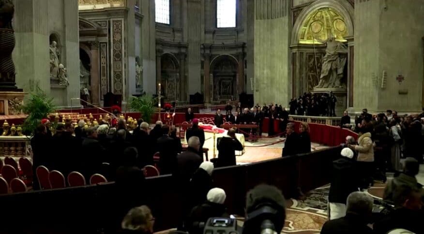 Fiéis prestam homenagem ao papa emérito Bento XVI em velório no Vaticano