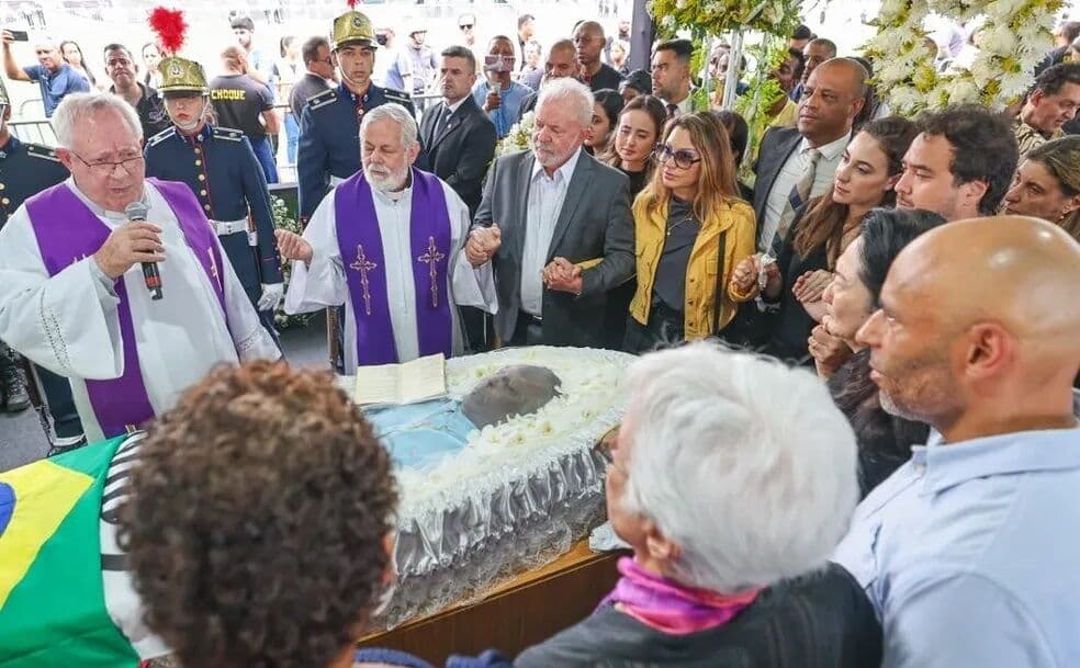 'O Brasil deve muito a Pelé', diz Lula no velório do Rei do futebol