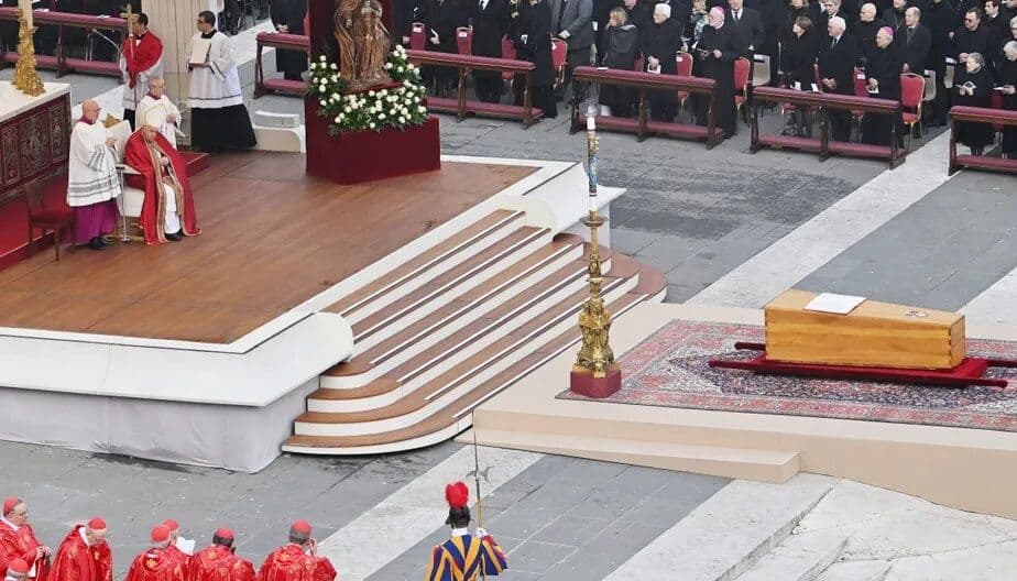 Papa Francisco celebra funeral de seu antecessor Bento XVI no Vaticano
