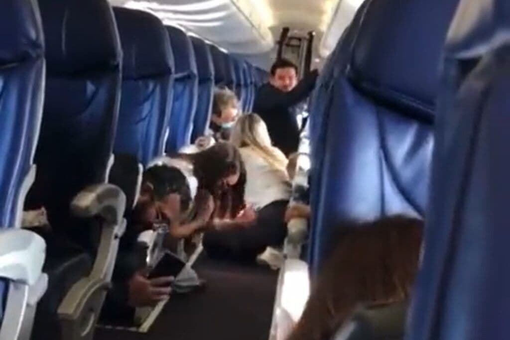 Passageiros fogem de tiros dentro de avião após prisão de narcotraficante