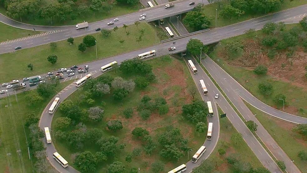 1,2 mil bolsonaristas são detidos em acampamento golpista e levados à PF