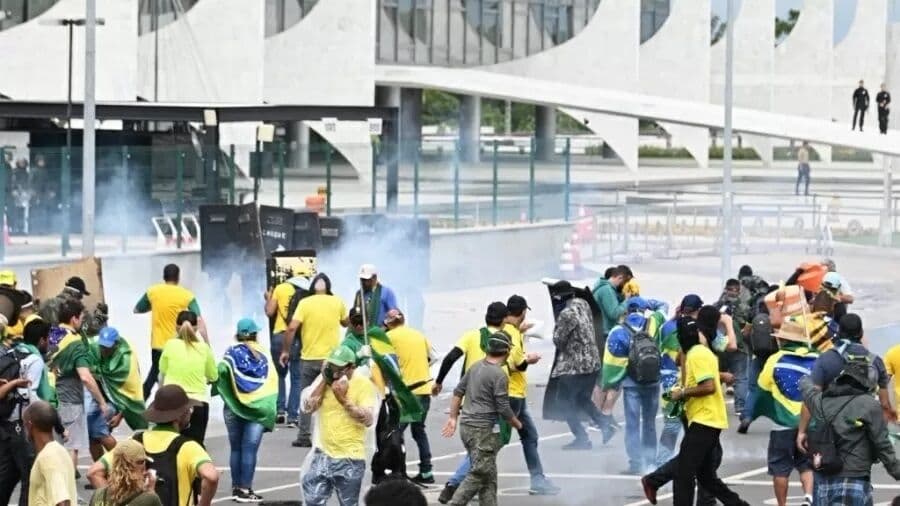 Perfil viraliza nas redes sociais ao tentar identificar golpistas que atacaram Brasília