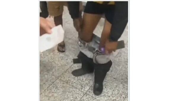 Mototaxista abaixa as calças em mercado do Rio para provar que nada roubou após comprar picanha