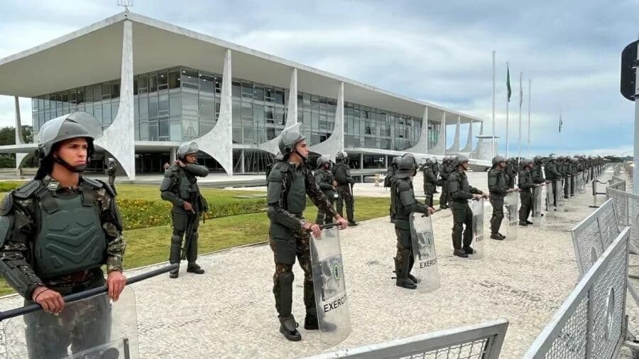 GSI dispensou reforço da guarda presidencial 20 horas antes da invasão de golpistas, diz jornal