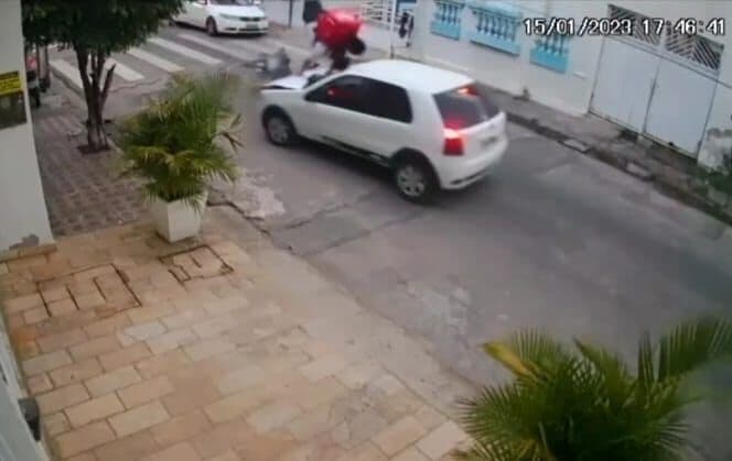 VÍDEO: motociclista colide frontalmente com carro em rua de Guarabira