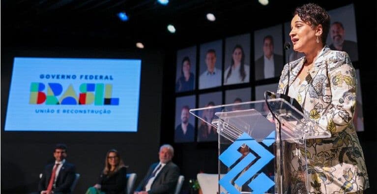 Paraibana Tarciana Medeiros chora ao falar de origens durante posse e lembra importância do apoio das mulheres da sua família