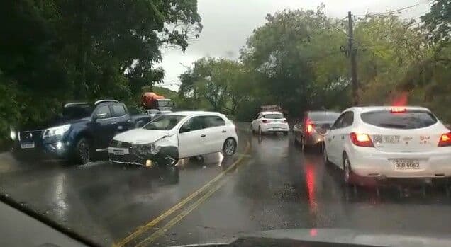 Alagamento após forte chuva da tarde e carro envolvido em colisão deixam trânsito lento na ladeira do Cuiá