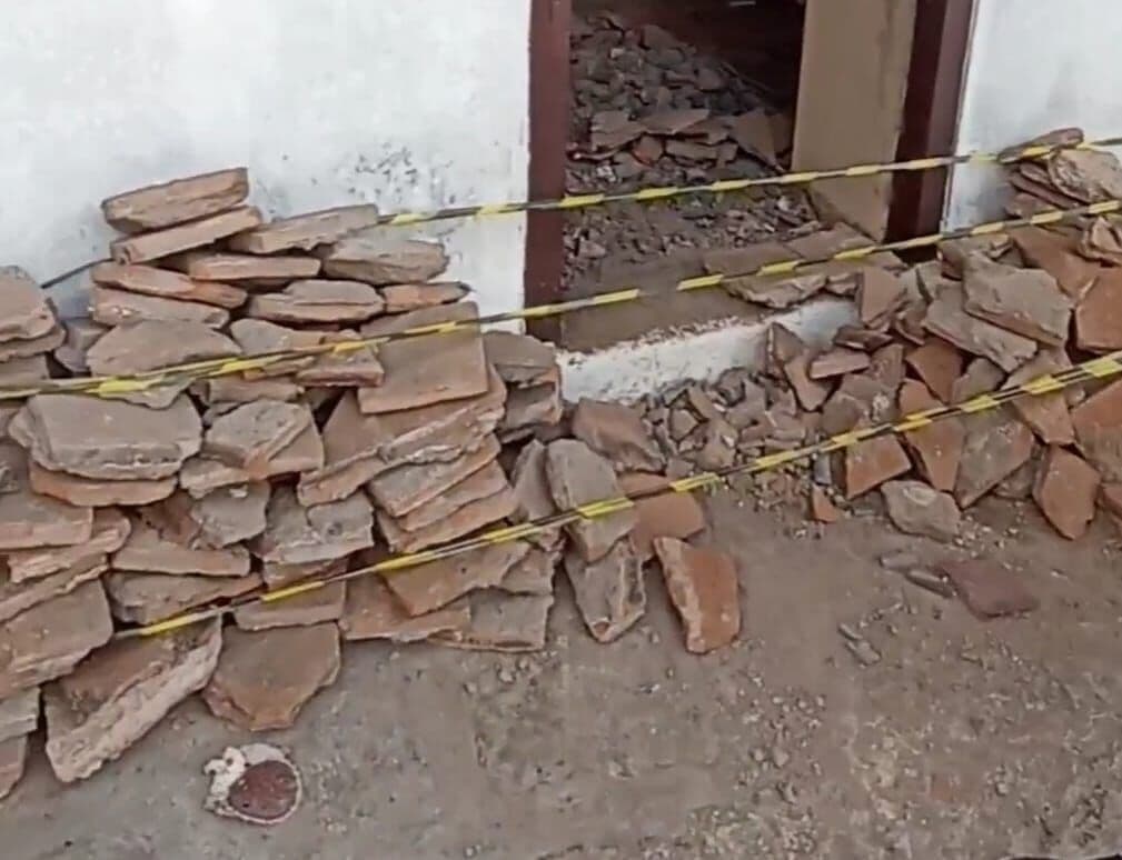 Imagens registram destruição de prédio reconhecido como Patrimônio Histórico Nacional em Areia; obra foi embargada