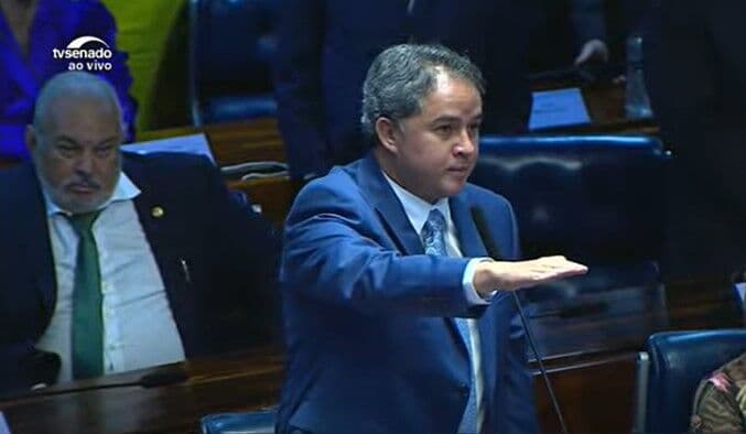 Efraim Filho toma posse como senador em Brasília: "com muito trabalho e compromisso, assim prometo"