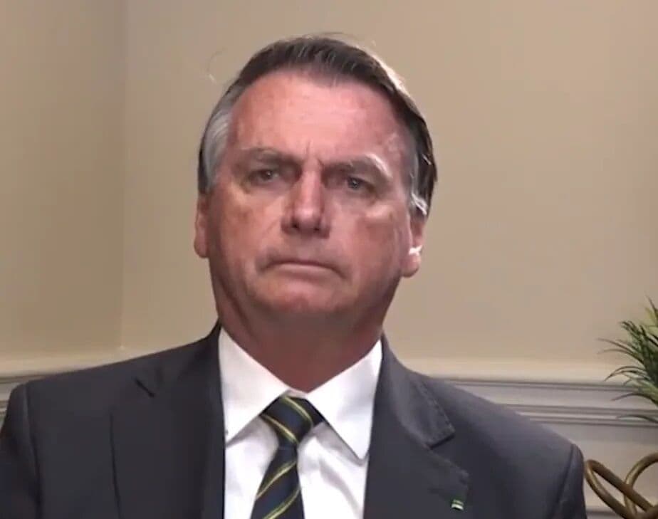 Bolsonaro diz ter 'obrigação' de coordenar a direita e fala em retornar ao Brasil
