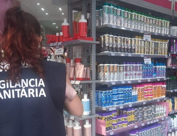 Gevisa realiza fiscalizações para retirar do mercado pomadas capilares que podem causar cegueira