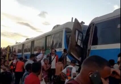 Dois trens colidem de frente em João Pessoa e deixam vítimas