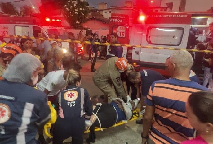 João Azevêdo visita Hospital de Trauma e acompanha plano de contingência montado para receber vítimas do acidente entre trens