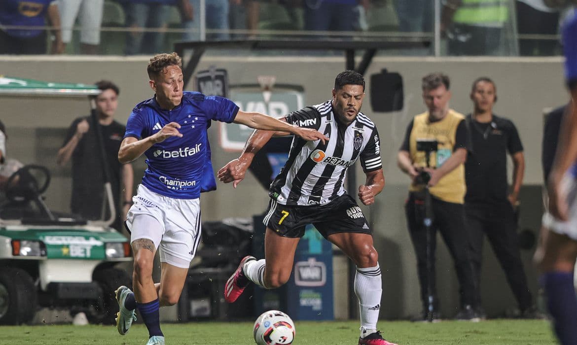Com gol de Hulk, Atlético-MG e Cruzeiro empatam em clássico muito disputado