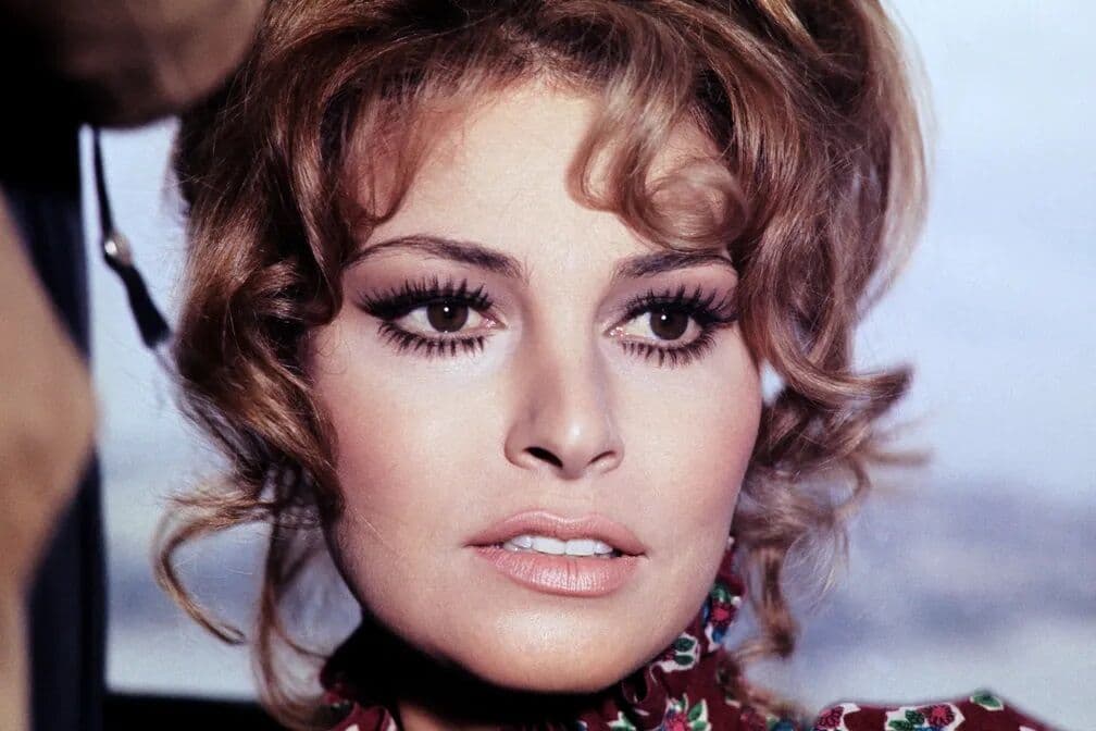 Raquel Welch, atriz de 'A espiã que veio do céu' e 'Os três mosqueteiros', morre aos 82 anos