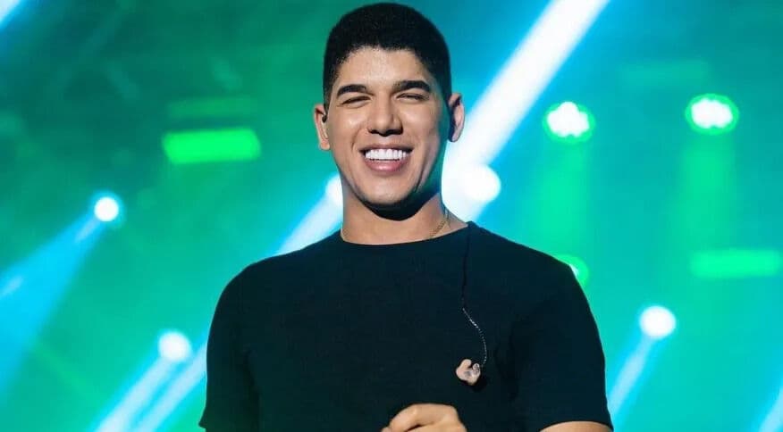 VÍDEO: show de Zé Vaqueiro é interrompido durante festa de carnaval, após disparos de arma de fogo